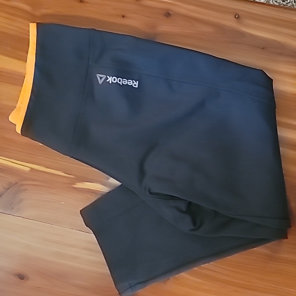 Reebok Gray Fitted Capri Leggings Size Small